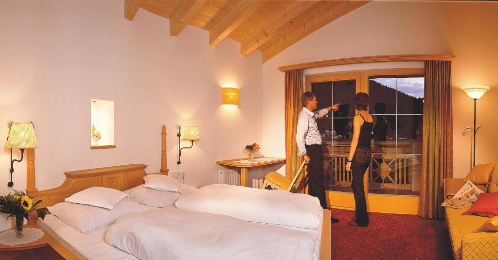 Hotel Goldener Adler Graun im Vinschgau Rum bild