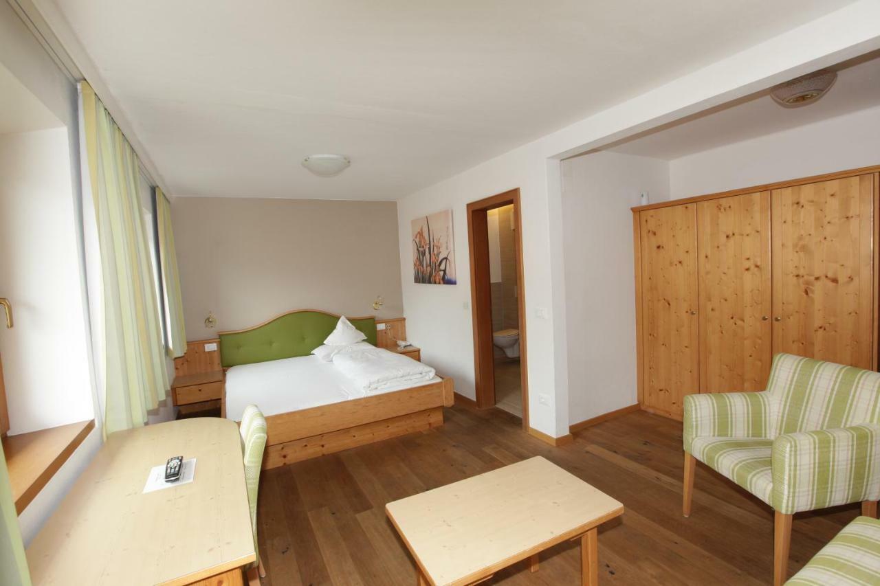 Hotel Goldener Adler Graun im Vinschgau Exteriör bild