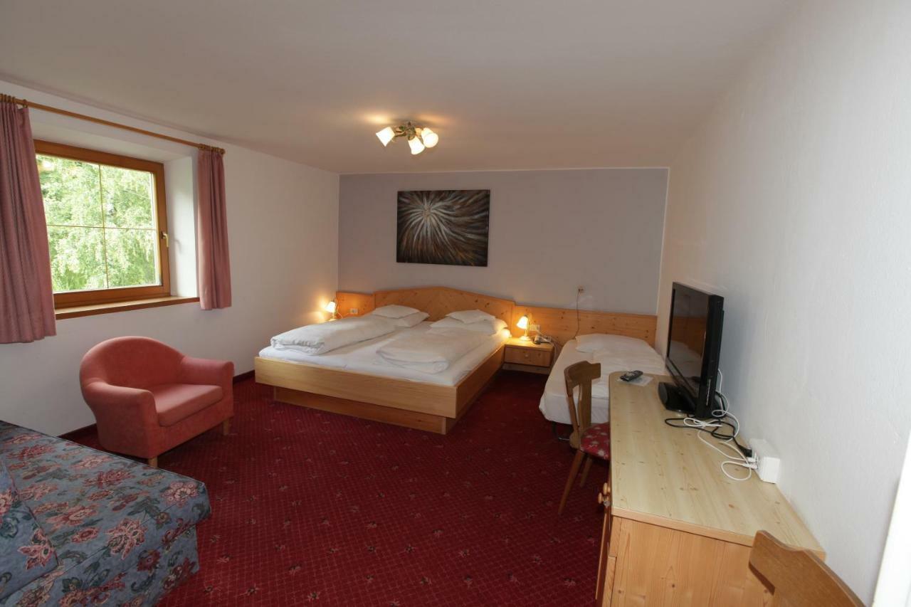 Hotel Goldener Adler Graun im Vinschgau Exteriör bild